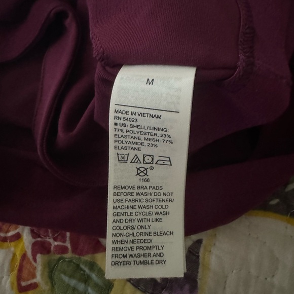 Old Navy Active Powersoft Built-In Bra Top - Picture 4 of 4